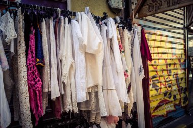 Tel Aviv, İsrail, 11 Ocak 2026 Shuk Hapishpishim bit pazarının genel görünümü. Tedarikçiler, kentin çok kültürlü yapısını yansıtan çeşitli antikalar, eski eşyalar ve yerel el sanatları sergiliyorlar..