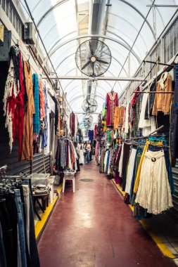 Tel Aviv, İsrail, 11 Ocak 2026 Shuk Hapishpishim bit pazarının genel görünümü. Tedarikçiler, kentin çok kültürlü yapısını yansıtan çeşitli antikalar, eski eşyalar ve yerel el sanatları sergiliyorlar..