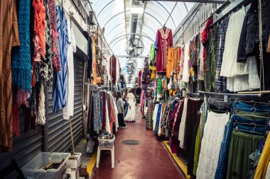 Tel Aviv, İsrail, 11 Ocak 2026 Shuk Hapishpishim bit pazarının genel görünümü. Tedarikçiler, kentin çok kültürlü yapısını yansıtan çeşitli antikalar, eski eşyalar ve yerel el sanatları sergiliyorlar..