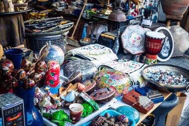 Tel Aviv, İsrail, 11 Ocak 2026 Shuk Hapishpishim bit pazarının genel görünümü. Tedarikçiler, kentin çok kültürlü yapısını yansıtan çeşitli antikalar, eski eşyalar ve yerel el sanatları sergiliyorlar..