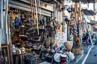 Tel Aviv, İsrail, 11 Ocak 2026 Shuk Hapishpishim bit pazarının genel görünümü. Tedarikçiler, kentin çok kültürlü yapısını yansıtan çeşitli antikalar, eski eşyalar ve yerel el sanatları sergiliyorlar..