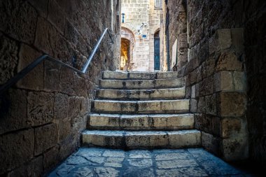 Tel Aviv, İsrail, 11 Ocak 2026 Eski Jaffa şehrindeki tarihi dar kireçtaşı geçitlerinin manzarası. Antik liman kentleri mimarisi binlerce yıllık Akdeniz tarihini yansıtıyor.