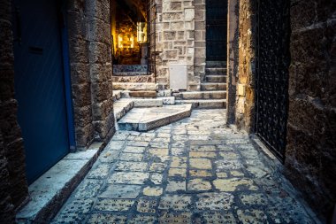 Tel Aviv, İsrail, 11 Ocak 2026 Eski Jaffa şehrindeki tarihi dar kireçtaşı geçitlerinin manzarası. Antik liman kentleri mimarisi binlerce yıllık Akdeniz tarihini yansıtıyor.