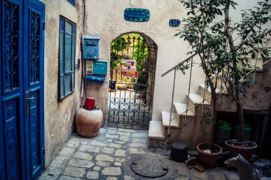 Tel Aviv, İsrail, 11 Ocak 2026 Eski Jaffa şehrindeki tarihi dar kireçtaşı geçitlerinin manzarası. Antik liman kentleri mimarisi binlerce yıllık Akdeniz tarihini yansıtıyor.