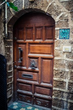 Tel Aviv, İsrail, 11 Ocak 2026 Eski Jaffa şehrindeki tarihi dar kireçtaşı geçitlerinin manzarası. Antik liman kentleri mimarisi binlerce yıllık Akdeniz tarihini yansıtıyor.