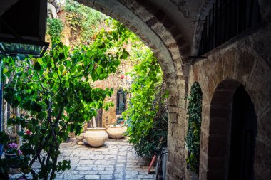 Tel Aviv, İsrail, 11 Ocak 2026 Eski Jaffa şehrindeki tarihi dar kireçtaşı geçitlerinin manzarası. Antik liman kentleri mimarisi binlerce yıllık Akdeniz tarihini yansıtıyor.