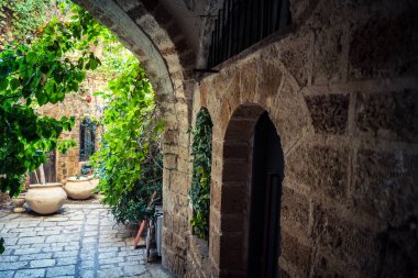 Tel Aviv, İsrail, 11 Ocak 2026 Eski Jaffa şehrindeki tarihi dar kireçtaşı geçitlerinin manzarası. Antik liman kentleri mimarisi binlerce yıllık Akdeniz tarihini yansıtıyor.