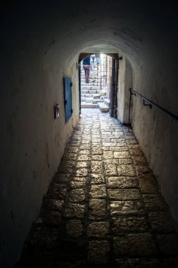 Tel Aviv, İsrail, 11 Ocak 2026 Eski Jaffa şehrindeki tarihi dar kireçtaşı geçitlerinin manzarası. Antik liman kentleri mimarisi binlerce yıllık Akdeniz tarihini yansıtıyor.