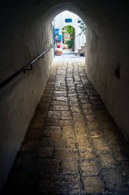 Tel Aviv, İsrail, 11 Ocak 2026 Eski Jaffa şehrindeki tarihi dar kireçtaşı geçitlerinin manzarası. Antik liman kentleri mimarisi binlerce yıllık Akdeniz tarihini yansıtıyor.