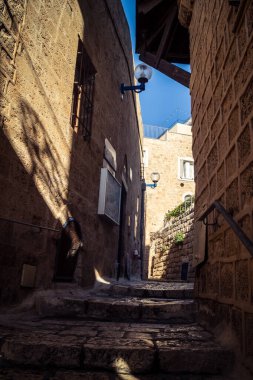 Tel Aviv, İsrail, 11 Ocak 2026 Eski Jaffa şehrindeki tarihi dar kireçtaşı geçitlerinin manzarası. Antik liman kentleri mimarisi binlerce yıllık Akdeniz tarihini yansıtıyor.