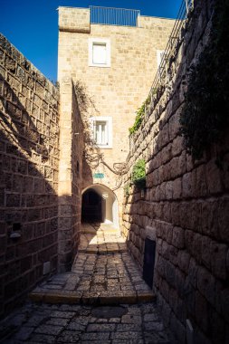 Tel Aviv, İsrail, 11 Ocak 2026 Eski Jaffa şehrindeki tarihi dar kireçtaşı geçitlerinin manzarası. Antik liman kentleri mimarisi binlerce yıllık Akdeniz tarihini yansıtıyor.