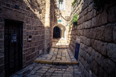 Tel Aviv, İsrail, 11 Ocak 2026 Eski Jaffa şehrindeki tarihi dar kireçtaşı geçitlerinin manzarası. Antik liman kentleri mimarisi binlerce yıllık Akdeniz tarihini yansıtıyor.