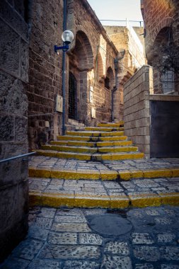 Tel Aviv, İsrail, 11 Ocak 2026 Eski Jaffa şehrindeki tarihi dar kireçtaşı geçitlerinin manzarası. Antik liman kentleri mimarisi binlerce yıllık Akdeniz tarihini yansıtıyor.
