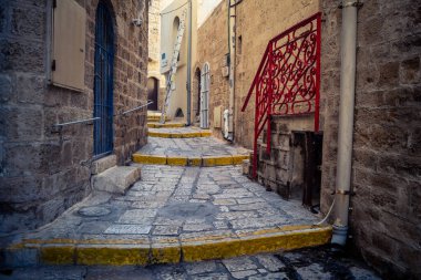 Tel Aviv, İsrail, 11 Ocak 2026 Eski Jaffa şehrindeki tarihi dar kireçtaşı geçitlerinin manzarası. Antik liman kentleri mimarisi binlerce yıllık Akdeniz tarihini yansıtıyor.