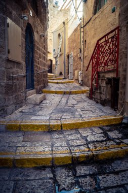 Tel Aviv, İsrail, 11 Ocak 2026 Eski Jaffa şehrindeki tarihi dar kireçtaşı geçitlerinin manzarası. Antik liman kentleri mimarisi binlerce yıllık Akdeniz tarihini yansıtıyor.