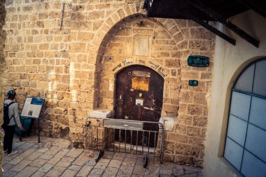 Tel Aviv, İsrail, 11 Ocak 2026 Eski Jaffa şehrindeki tarihi dar kireçtaşı geçitlerinin manzarası. Antik liman kentleri mimarisi binlerce yıllık Akdeniz tarihini yansıtıyor.