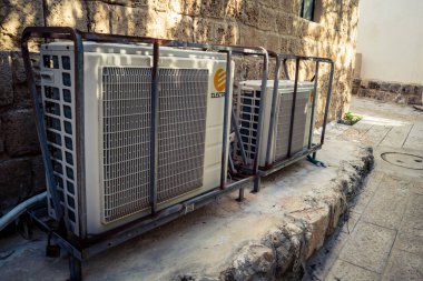 Tel Aviv, İsrail, 11 Ocak 2026 Eski Jaffa şehrindeki tarihi dar kireçtaşı geçitlerinin manzarası. Antik liman kentleri mimarisi binlerce yıllık Akdeniz tarihini yansıtıyor.