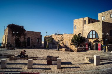 Tel Aviv, İsrail, 11 Ocak 2026 Eski Jaffa şehrindeki tarihi dar kireçtaşı geçitlerinin manzarası. Antik liman kentleri mimarisi binlerce yıllık Akdeniz tarihini yansıtıyor.