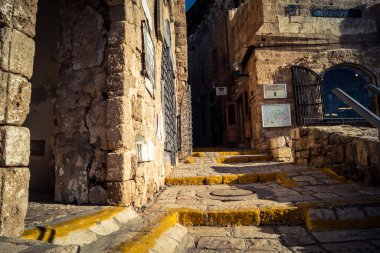 Tel Aviv, İsrail, 11 Ocak 2026 Eski Jaffa şehrindeki tarihi dar kireçtaşı geçitlerinin manzarası. Antik liman kentleri mimarisi binlerce yıllık Akdeniz tarihini yansıtıyor.