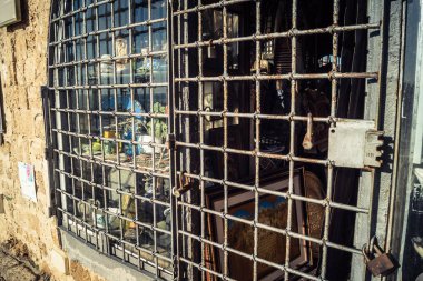 Tel Aviv, İsrail, 11 Ocak 2026 Eski Jaffa şehrindeki tarihi dar kireçtaşı geçitlerinin manzarası. Antik liman kentleri mimarisi binlerce yıllık Akdeniz tarihini yansıtıyor.