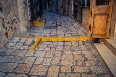 Tel Aviv, İsrail, 11 Ocak 2026 Eski Jaffa şehrindeki tarihi dar kireçtaşı geçitlerinin manzarası. Antik liman kentleri mimarisi binlerce yıllık Akdeniz tarihini yansıtıyor.