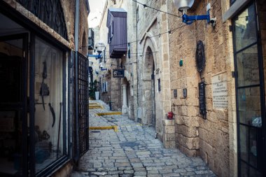 Tel Aviv, İsrail, 11 Ocak 2026 Eski Jaffa şehrindeki tarihi dar kireçtaşı geçitlerinin manzarası. Antik liman kentleri mimarisi binlerce yıllık Akdeniz tarihini yansıtıyor.
