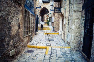 Tel Aviv, İsrail, 11 Ocak 2026 Eski Jaffa şehrindeki tarihi dar kireçtaşı geçitlerinin manzarası. Antik liman kentleri mimarisi binlerce yıllık Akdeniz tarihini yansıtıyor.