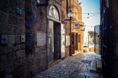 Tel Aviv, İsrail, 11 Ocak 2026 Eski Jaffa şehrindeki tarihi dar kireçtaşı geçitlerinin manzarası. Antik liman kentleri mimarisi binlerce yıllık Akdeniz tarihini yansıtıyor.