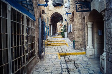 Tel Aviv, İsrail, 11 Ocak 2026 Eski Jaffa şehrindeki tarihi dar kireçtaşı geçitlerinin manzarası. Antik liman kentleri mimarisi binlerce yıllık Akdeniz tarihini yansıtıyor.