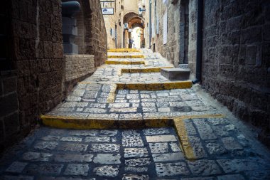 Tel Aviv, İsrail, 11 Ocak 2026 Eski Jaffa şehrindeki tarihi dar kireçtaşı geçitlerinin manzarası. Antik liman kentleri mimarisi binlerce yıllık Akdeniz tarihini yansıtıyor.