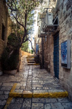 Tel Aviv, İsrail, 11 Ocak 2026 Eski Jaffa şehrindeki tarihi dar kireçtaşı geçitlerinin manzarası. Antik liman kentleri mimarisi binlerce yıllık Akdeniz tarihini yansıtıyor.