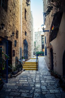 Tel Aviv, İsrail, 11 Ocak 2026 Eski Jaffa şehrindeki tarihi dar kireçtaşı geçitlerinin manzarası. Antik liman kentleri mimarisi binlerce yıllık Akdeniz tarihini yansıtıyor.