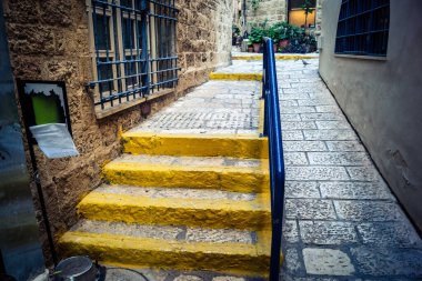 Tel Aviv, İsrail, 11 Ocak 2026 Eski Jaffa şehrindeki tarihi dar kireçtaşı geçitlerinin manzarası. Antik liman kentleri mimarisi binlerce yıllık Akdeniz tarihini yansıtıyor.