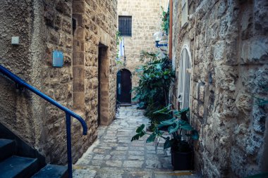 Tel Aviv, İsrail, 11 Ocak 2026 Eski Jaffa şehrindeki tarihi dar kireçtaşı geçitlerinin manzarası. Antik liman kentleri mimarisi binlerce yıllık Akdeniz tarihini yansıtıyor.