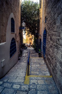 Tel Aviv, İsrail, 11 Ocak 2026 Eski Jaffa şehrindeki tarihi dar kireçtaşı geçitlerinin manzarası. Antik liman kentleri mimarisi binlerce yıllık Akdeniz tarihini yansıtıyor.