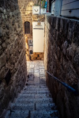 Tel Aviv, İsrail, 11 Ocak 2026 Eski Jaffa şehrindeki tarihi dar kireçtaşı geçitlerinin manzarası. Antik liman kentleri mimarisi binlerce yıllık Akdeniz tarihini yansıtıyor.