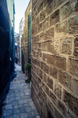 Tel Aviv, İsrail, 11 Ocak 2026 Eski Jaffa şehrindeki tarihi dar kireçtaşı geçitlerinin manzarası. Antik liman kentleri mimarisi binlerce yıllık Akdeniz tarihini yansıtıyor.