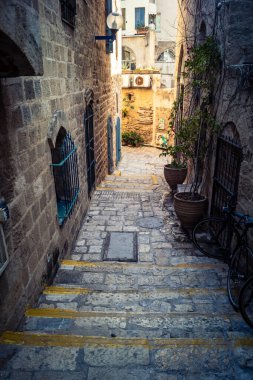 Tel Aviv, İsrail, 11 Ocak 2026 Eski Jaffa şehrindeki tarihi dar kireçtaşı geçitlerinin manzarası. Antik liman kentleri mimarisi binlerce yıllık Akdeniz tarihini yansıtıyor.