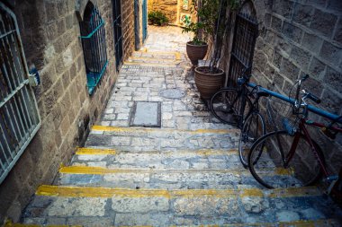 Tel Aviv, İsrail, 11 Ocak 2026 Eski Jaffa şehrindeki tarihi dar kireçtaşı geçitlerinin manzarası. Antik liman kentleri mimarisi binlerce yıllık Akdeniz tarihini yansıtıyor.