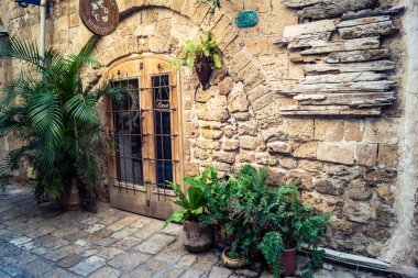 Tel Aviv, İsrail, 11 Ocak 2026 Eski Jaffa şehrindeki tarihi dar kireçtaşı geçitlerinin manzarası. Antik liman kentleri mimarisi binlerce yıllık Akdeniz tarihini yansıtıyor.