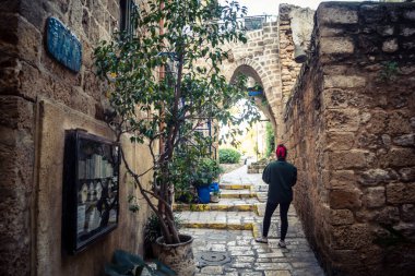 Tel Aviv, İsrail, 11 Ocak 2026 Eski Jaffa şehrindeki tarihi dar kireçtaşı geçitlerinin manzarası. Antik liman kentleri mimarisi binlerce yıllık Akdeniz tarihini yansıtıyor.