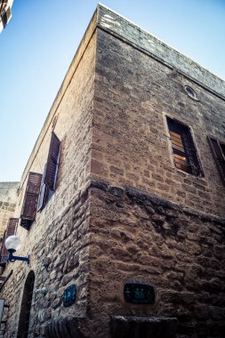 Tel Aviv, İsrail, 11 Ocak 2026 Eski Jaffa şehrindeki tarihi dar kireçtaşı geçitlerinin manzarası. Antik liman kentleri mimarisi binlerce yıllık Akdeniz tarihini yansıtıyor.