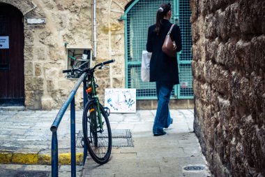 Tel Aviv, İsrail, 11 Ocak 2026 Eski Jaffa şehrindeki tarihi dar kireçtaşı geçitlerinin manzarası. Antik liman kentleri mimarisi binlerce yıllık Akdeniz tarihini yansıtıyor.