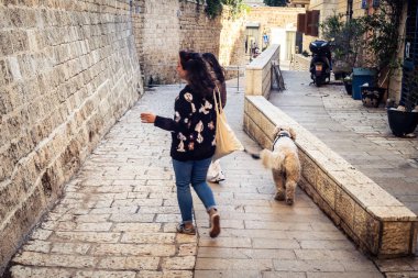 Tel Aviv, İsrail, 11 Ocak 2026 Eski Jaffa şehrindeki tarihi dar kireçtaşı geçitlerinin manzarası. Antik liman kentleri mimarisi binlerce yıllık Akdeniz tarihini yansıtıyor.