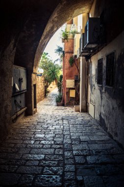 Tel Aviv, İsrail, 11 Ocak 2026 Eski Jaffa şehrindeki tarihi dar kireçtaşı geçitlerinin manzarası. Antik liman kentleri mimarisi binlerce yıllık Akdeniz tarihini yansıtıyor.