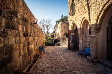 Tel Aviv, İsrail, 11 Ocak 2026 Eski Jaffa şehrindeki tarihi dar kireçtaşı geçitlerinin manzarası. Antik liman kentleri mimarisi binlerce yıllık Akdeniz tarihini yansıtıyor.