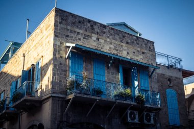 Tel Aviv, İsrail, 11 Ocak 2026 Eski Jaffa şehrindeki tarihi dar kireçtaşı geçitlerinin manzarası. Antik liman kentleri mimarisi binlerce yıllık Akdeniz tarihini yansıtıyor.