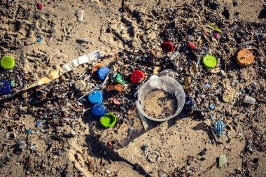 Tel Aviv, İsrail, 11 Ocak 2026. Jaffa plajı kıyılarına yayılmış plastik atık ve enkazın yakın görüntüsü. Deniz kirliliğinin devam eden çevresel sorununu vurguluyor.