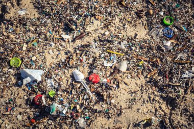 Tel Aviv, İsrail, 11 Ocak 2026. Jaffa plajı kıyılarına yayılmış plastik atık ve enkazın yakın görüntüsü. Deniz kirliliğinin devam eden çevresel sorununu vurguluyor.