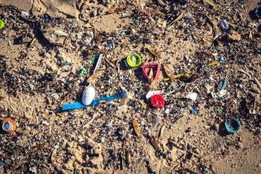 Tel Aviv, İsrail, 11 Ocak 2026. Jaffa plajı kıyılarına yayılmış plastik atık ve enkazın yakın görüntüsü. Deniz kirliliğinin devam eden çevresel sorununu vurguluyor.